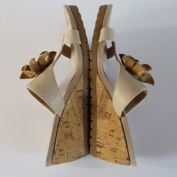 Life Stride beige wedge sandal with flower… - Picture 3 of 8